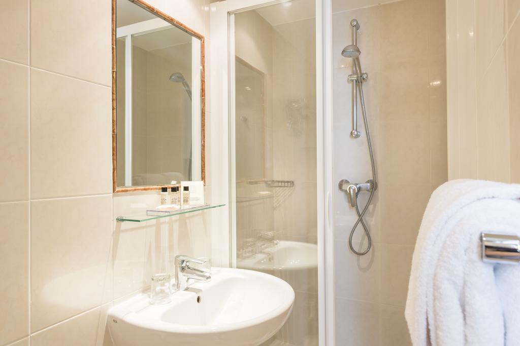 shower room - hotel acacias étoile